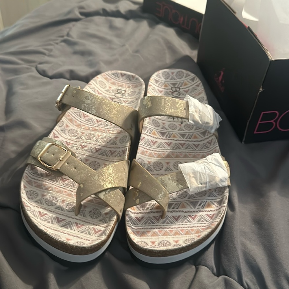 Lightweight neutral sandle. Never been worn.